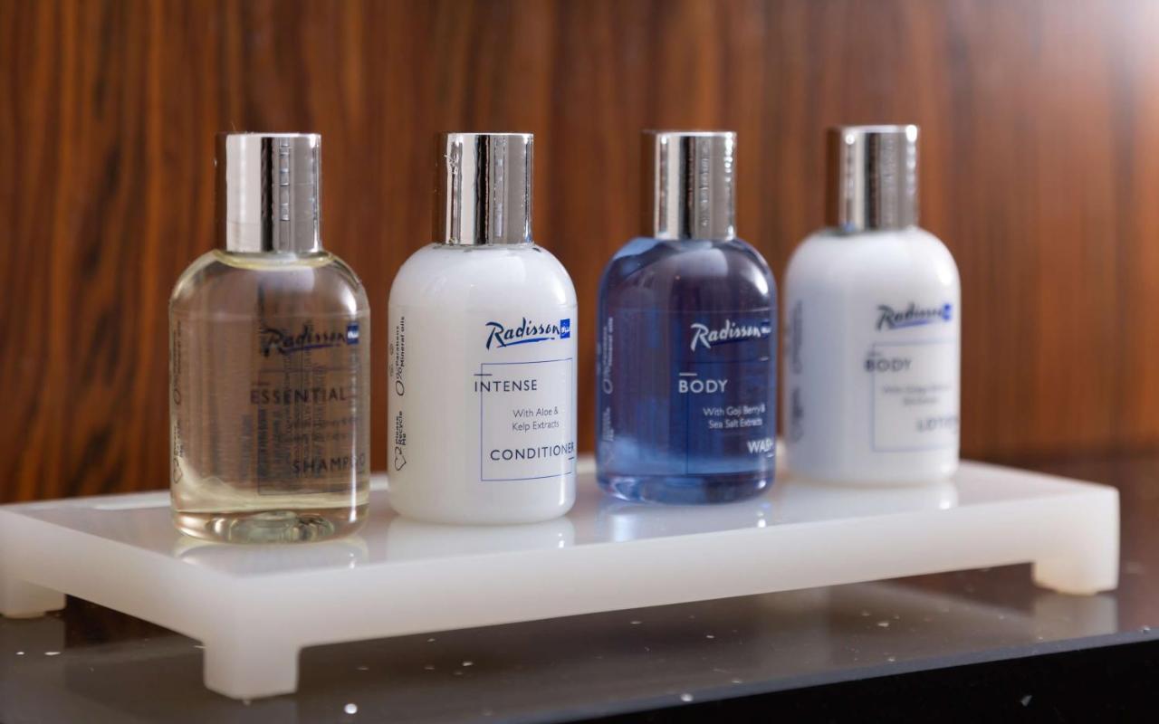 Radisson Blu Aurum Hotel, Braşov Exterior foto Shower gel, shampoo, conditioner and body wash