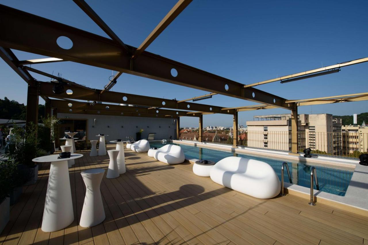 Radisson Blu Aurum Hotel, Braşov Exterior foto The rooftop pool at the Hotel