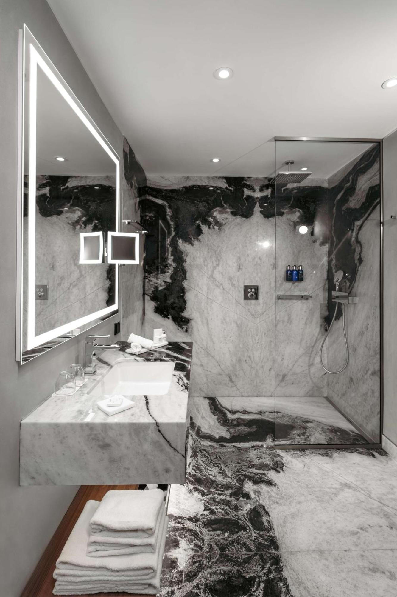 Radisson Blu Aurum Hotel, Braşov Exterior foto A shower with a glass door